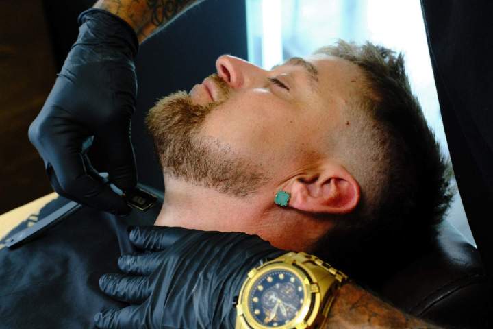 Taille et rasage traditionnel avec serviette chaude